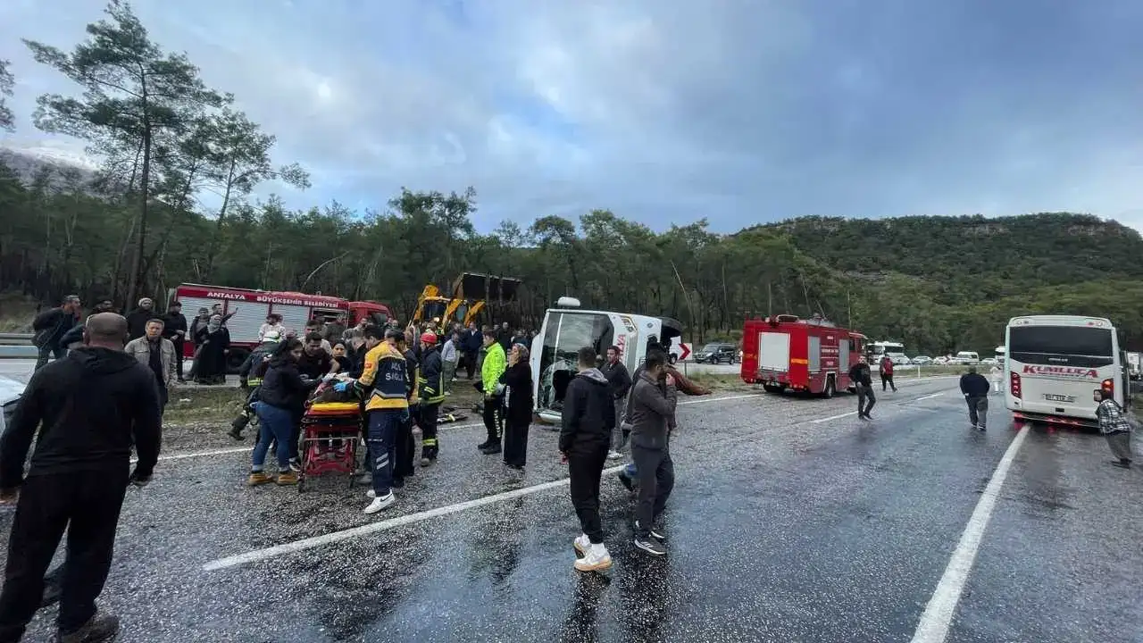 Kumluca’dan Antalya’ya Giden Midibüs Devrildi! 1’i Ağır 6 Yaralı 2